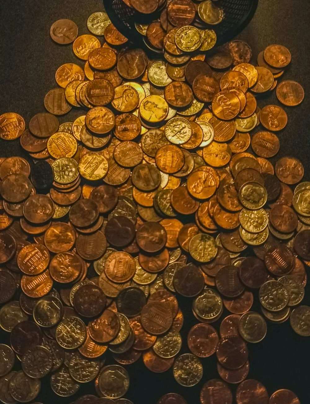 Koin-koin emas di atas kain gelap sebagai ilustrasi cashback
