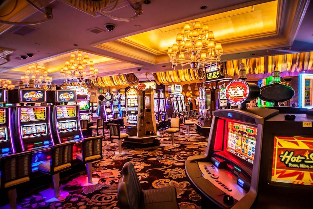 Deretan mesin slot menyala di dalam ruang permainan