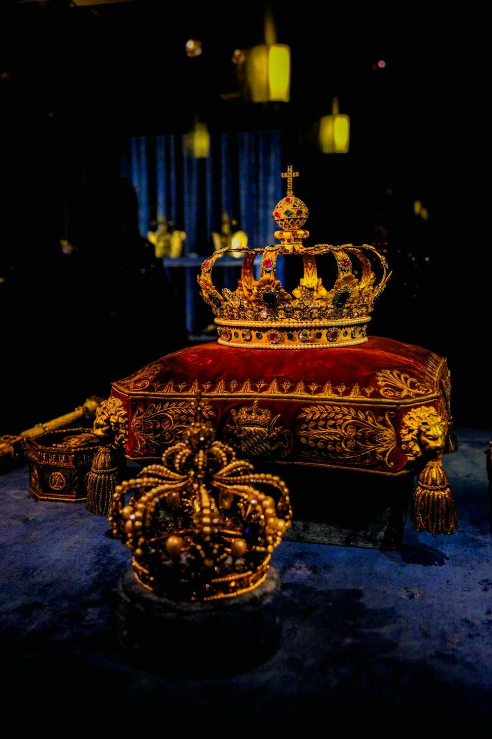 Dua mahkota emas di atas bantal beludru sebagai simbol tingkatan VIP